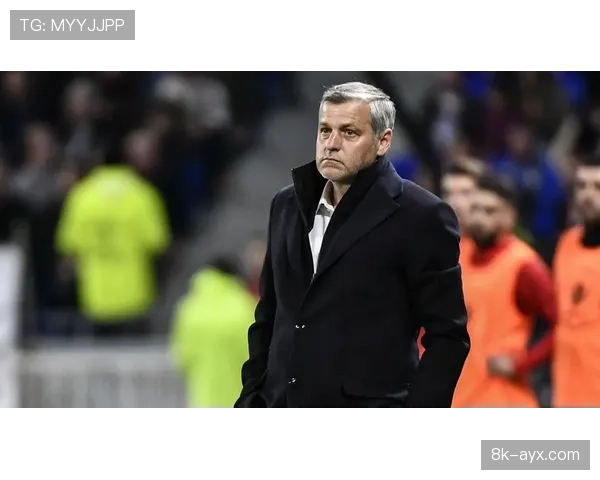 热内西奥父亲离世后坚持带队出征，展现职业教练精神